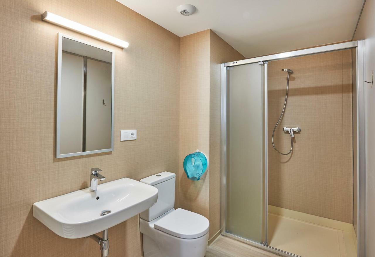 Monistrol de Montserrat Alberg Abat Oliba מראה חיצוני תמונה A modern bathroom with a shower enclosure