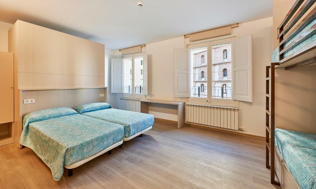 Monistrol de Montserrat Alberg Abat Oliba מראה חיצוני תמונה Hostel room in Madrid, Spain