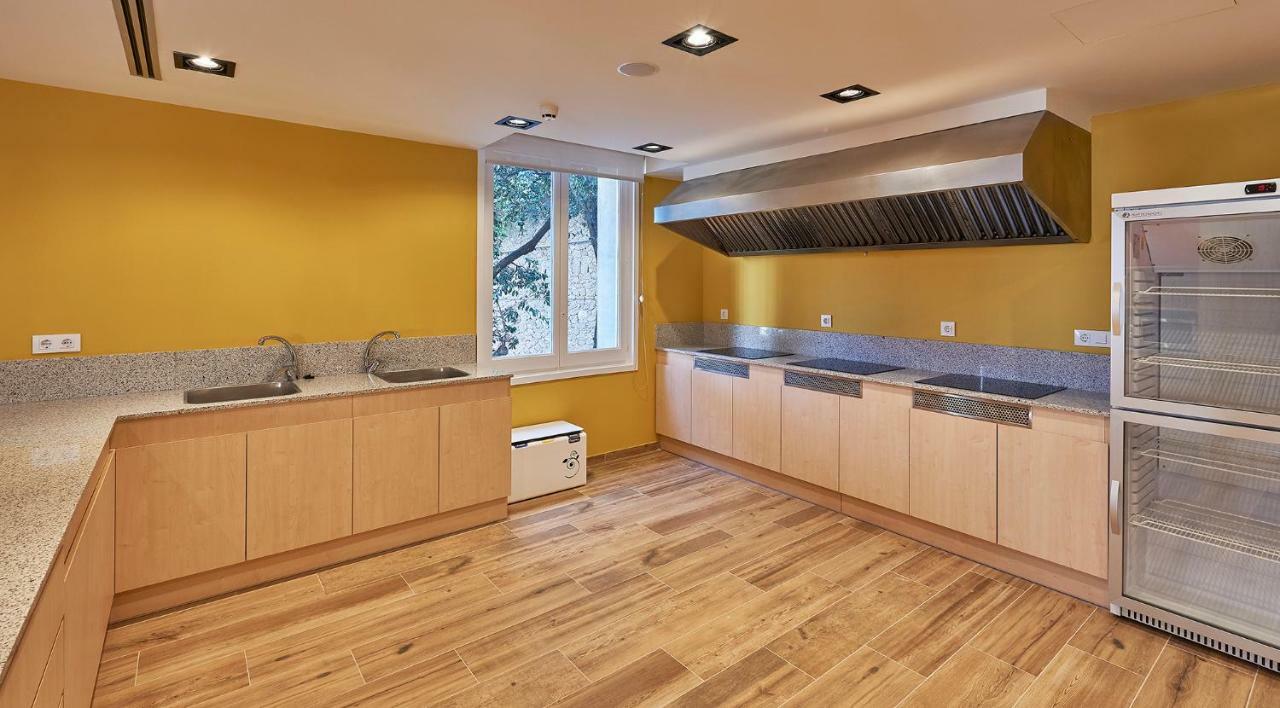 Monistrol de Montserrat Alberg Abat Oliba מראה חיצוני תמונה A kitchen with a wall mounted ventilation hood
